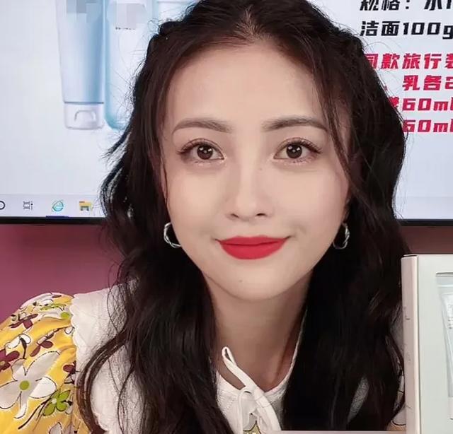 明星直播滤镜太强!张庭酒窝消失,曹颖痣都快没了,生图曝光尴尬