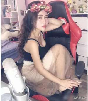 女主播衣服光视频(女主播直播事故:换衣全程被看光,网友们炸了)