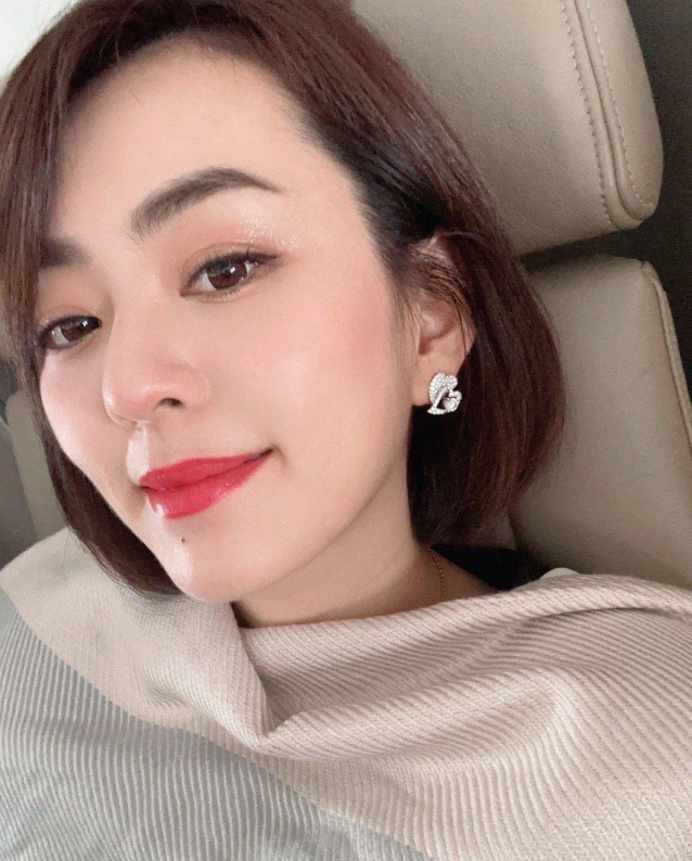 上海财经美女主持孙睿淇，台上台下都风光，婆家背景让人心生羡慕