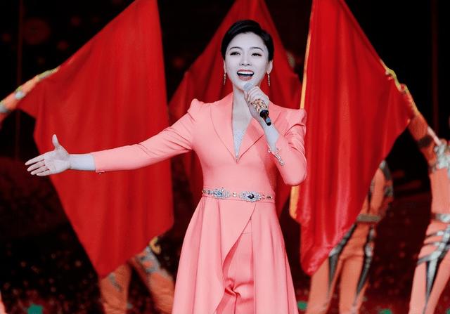 身材丰满、形象出众的四位女歌唱家，你会最喜欢谁呢？