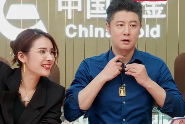 明星直播滤镜太强!张庭酒窝消失,曹颖痣都快没了,生图曝光尴尬