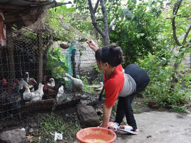 山东美女主播“爬行”生活36年，24岁嫁46岁男人，现在活成这样