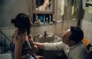 韩国女主播揉胸网站(张颂文宋佳摸胸片段港台重播引发讨论。艺术还是过届？)