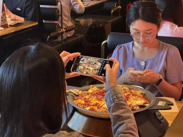 走出川渝的排队王，不再只是火锅了？