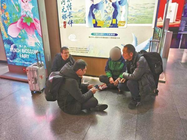 押解途中仅有的一次通话机会 他打给了女主播……