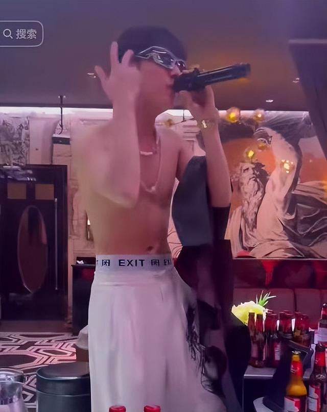 没眼看!李明德KTV唱嗨了,脱掉上衣坦胸露怀,旁边还有美女作陪