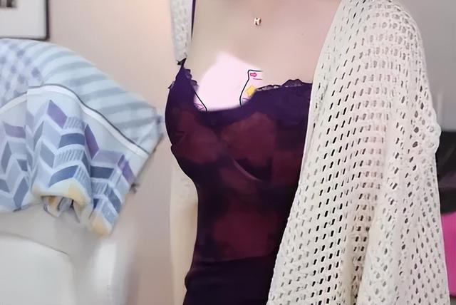 艾琳慷慨展示大雷,白色吊带十分惹眼,观众:谁把我自瞄打开了?