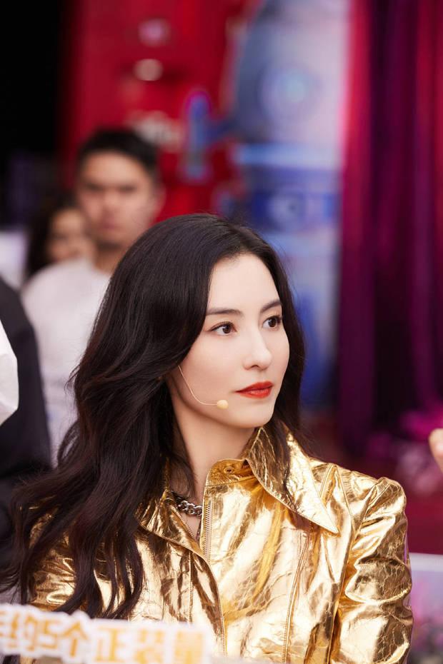 张柏芝直播穿金色外套闪闪发光 杏眼红唇美貌值拉满