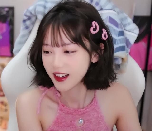 艾琳慷慨展示大雷,白色吊带十分惹眼,观众:谁把我自瞄打开了?