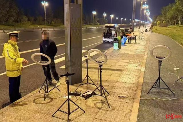 女主播路边直播被撞追踪：在非机动车道直播，被交警批评教育