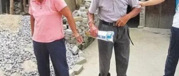 “20元一次,排队交易”,大妈小树林提供特殊服务