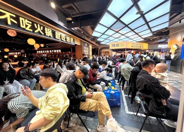走出川渝的排队王，不再只是火锅了？