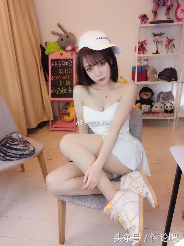 天妖Saki胸大腿长还穿丝袜：一言不合就秀一字马！