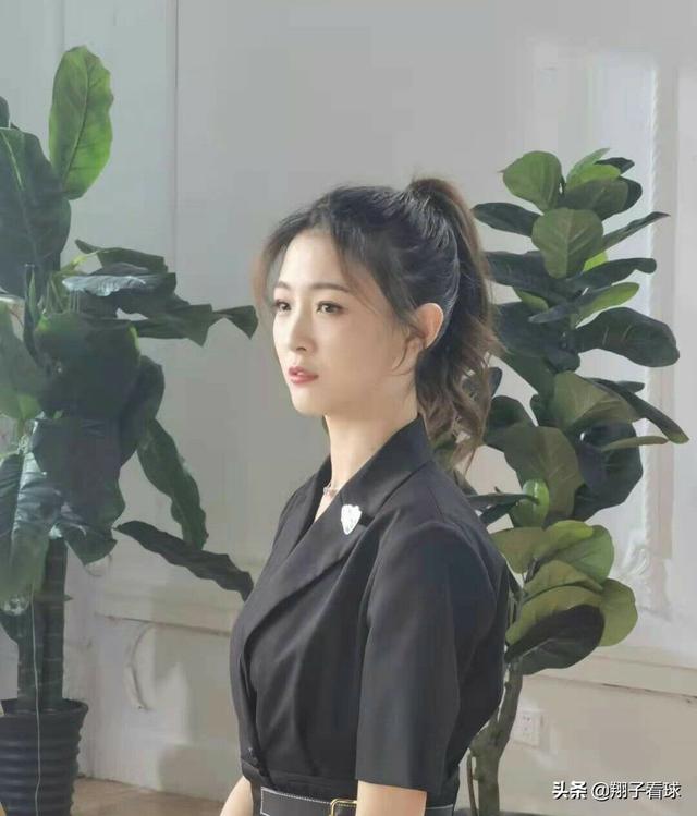 新晋主播美琪晒照，时尚套装仙气飘飘彰显好身材，是新女神无疑了