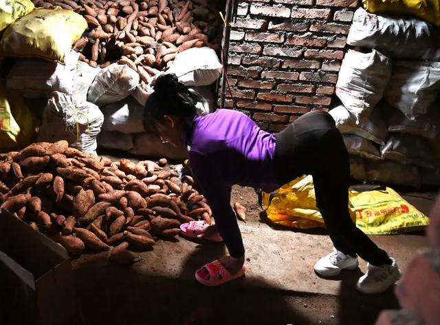 山东美女主播“爬行”生活36年，24岁嫁46岁男人，现在活成这样