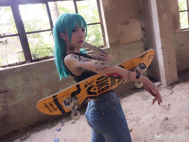 天妖Saki胸大腿长还穿丝袜：一言不合就秀一字马！