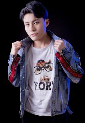 虎牙代打女主播(虎牙主播心态送骚白纯白代打整套直播设备 粉丝力挺称赞)