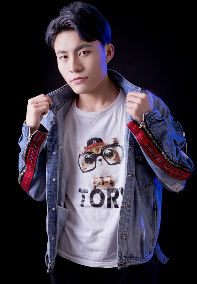 虎牙主播心态送骚白纯白代打整套直播设备 粉丝力挺称赞！