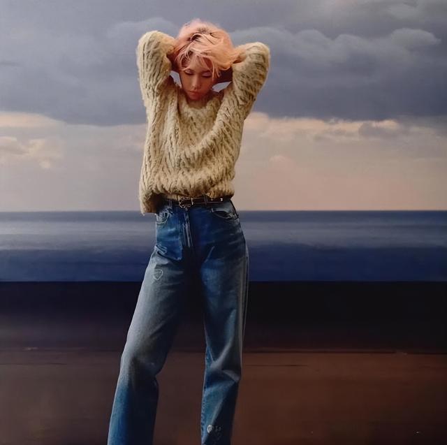 窦靖童洗掉虾线像换人，神似王菲，真空穿香奈儿，美得快认不出