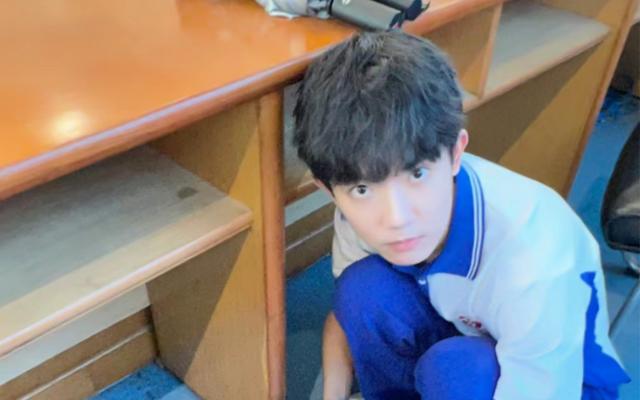 没眼看!李明德KTV唱嗨了,脱掉上衣坦胸露怀,旁边还有美女作陪