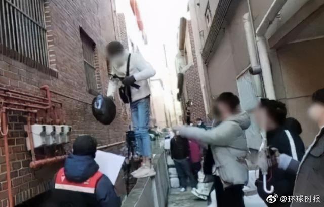 强奸8岁幼女的韩国“恶魔”出狱，身上羽绒服被扒，公司急了：求删掉logo
