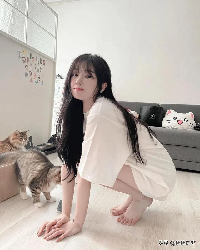 韩国百万级女主播hankung，清纯外表，性感身材，反差感十足