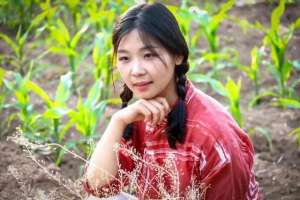 狼少女女主播视频(被狼围困的少女，山洞里的秘密让人瞠目结舌)