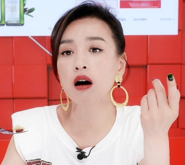 明星直播滤镜太强!张庭酒窝消失,曹颖痣都快没了,生图曝光尴尬