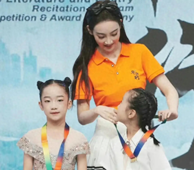 女主播直播“艳照”遭封杀!穿衣尺度惹争议,频道火速解约!