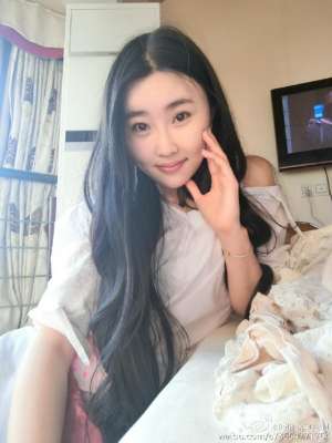 lol很骚的女主播(LOL“最丑”女主播阿怡是怎么火的？网友：不卖骚，不膨胀)