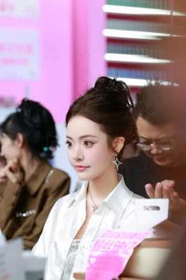 女主播蛋蛋睡觉视频(全网破亿女主播杨润心(蛋蛋)专场带货破616万件 总销售额1442亿)