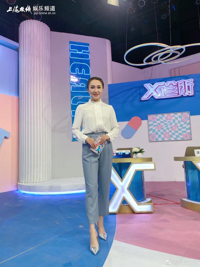 上海电视台42岁美女主播朱赤丹穿套装拍照发生图 结果身材全曝光了