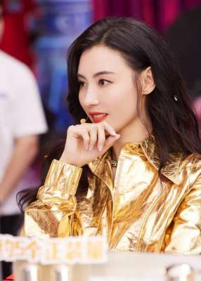 女主播红唇(张柏芝直播穿金色外套闪闪发光 杏眼红唇美貌值拉满)