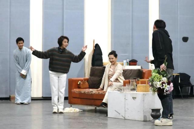 从央视著名女主播到浓妆艳抹的“顾八奶奶”，她的退休生活不寻常