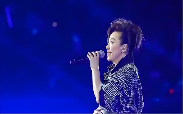 华语乐坛十大“殿堂级”女歌手：韩红进不了前五，王菲屈尊第二
