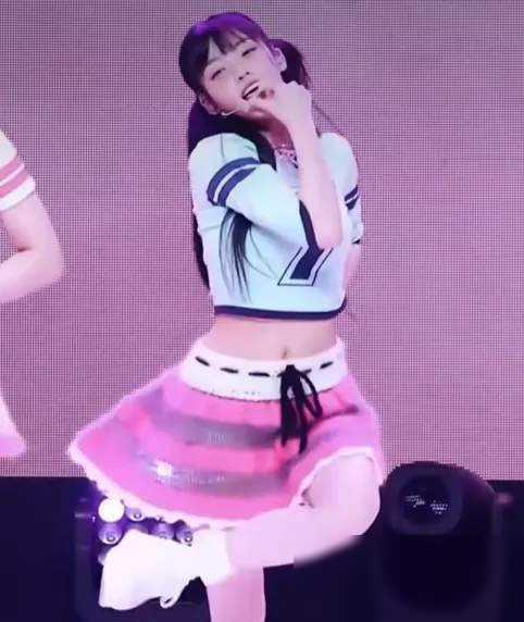 韩国女团雷人造型引争议!未成年穿透明裙,上台几乎全裸!
