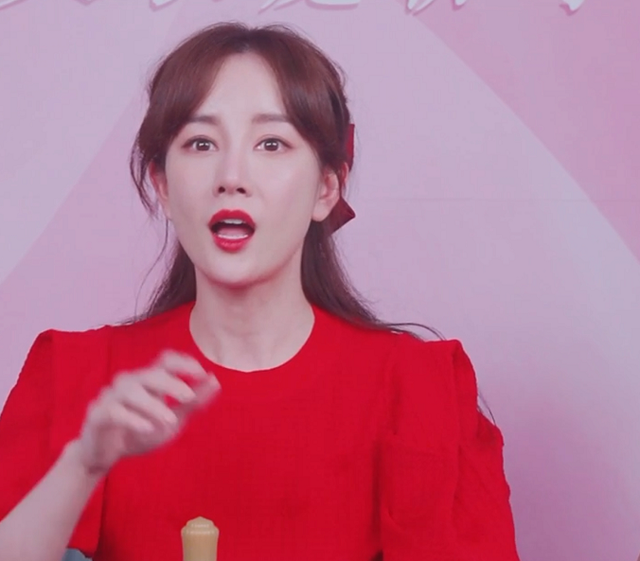 明星直播滤镜太强!张庭酒窝消失,曹颖痣都快没了,生图曝光尴尬