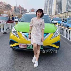 女主播 出租司机(旋转翻滚转圈圈“蛙泳”出租女司机火了网友：憨憨可爱)