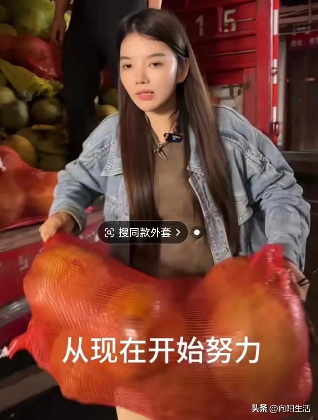 下一个肥娟出现？椰子妹妹穿旗袍直播，直播间10万+有广告位