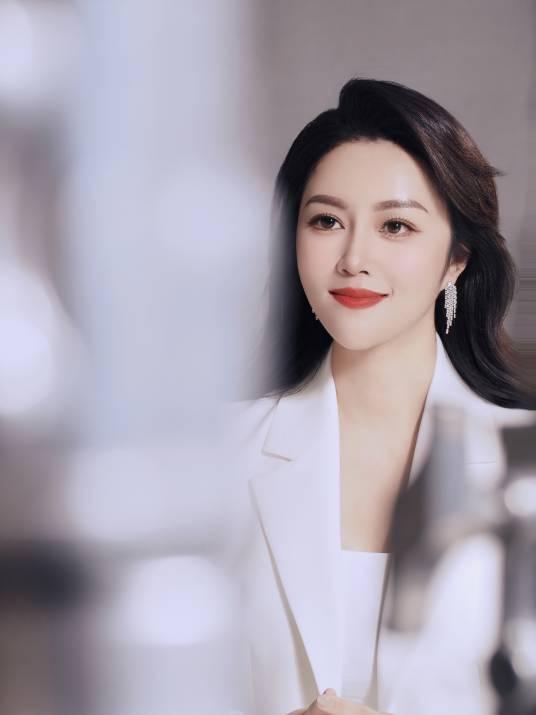 四川电视台16位知名美女主持人一览，风华正茂，巾帼不让须眉