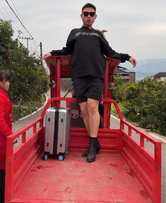 因一双高跟鞋改变命运，20多岁重庆小伙火出圈，央媒：正能量！