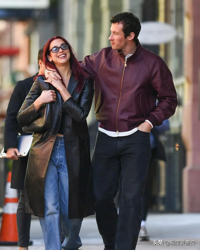 啪姐官宣恋情，给了大金毛一个名分！这嚣张的异性恋，真耀眼啊