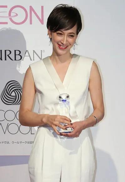 41岁日本最美女主播,高嫁前首相儿子,可小3岁花心丈夫频频出轨