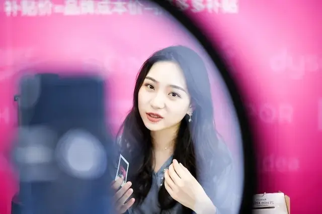 女主播上班(揭秘90后美女主播的工作日常)