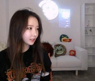 曾经火爆全网的宅男女神朴妮唛现在销声匿迹了吗？