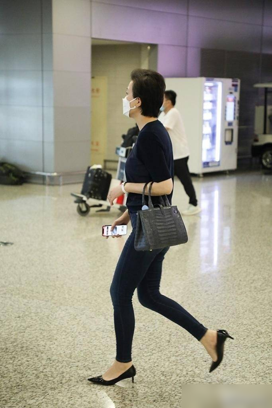 55岁杨澜带火了不费力穿搭:针织衫+牛仔裤+短发,时髦显瘦又洋气