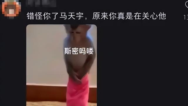 没眼看!李明德KTV唱嗨了,脱掉上衣坦胸露怀,旁边还有美女作陪
