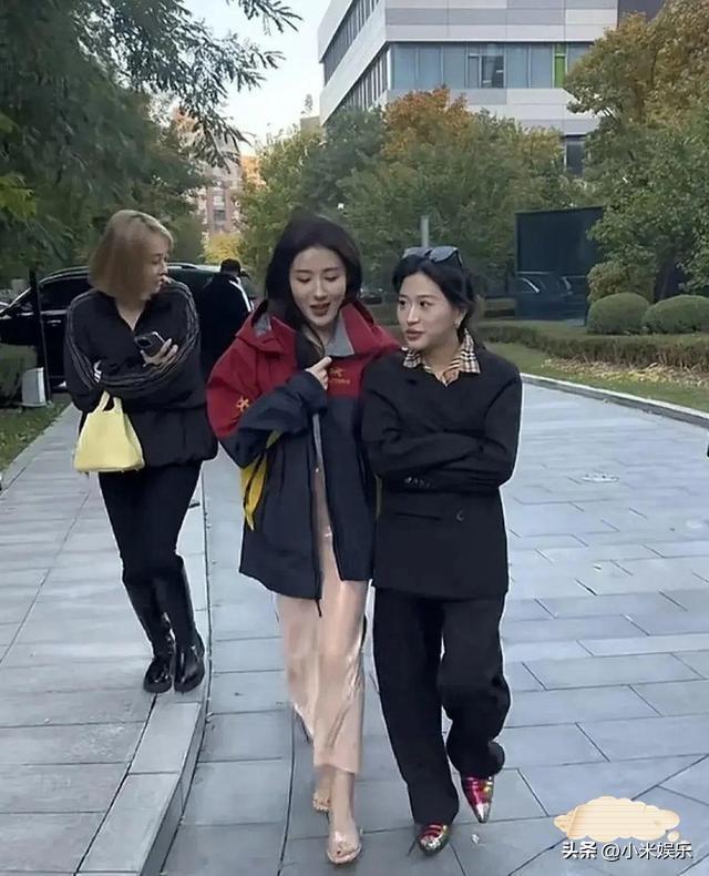 三只羊女主播停播后集体现身，素颜的她们显露真面目，实在辣眼