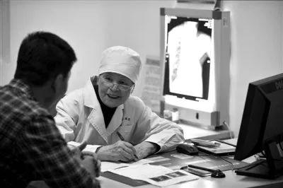 她走了，91岁还坚持出诊，83岁时还到汶川地震一线……