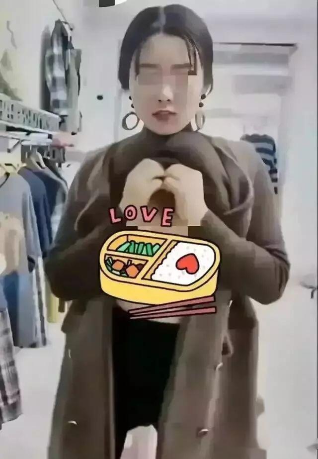 河北女主播“脱裤露乳”只为满足榜一大哥打赏，网友：道德何在？